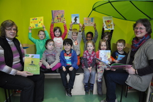 Frisches „Lesefutter“ begeistert die Jüngsten: Kinder aus dem Kindergarten Lüthenweg durften schon in den nagelneuen Bilderbüchern stöbern und sich von Jutta Vogel (l.) und Maria Laufs (r.) vorlesen lassen. Das ehrenamtliche Engagement hat die Nachfrage enorm angekurbelt