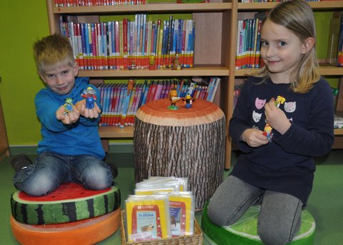 Auch Hannes (6) und Amelie (5) mögen die niedlichen „Tonies“. 77 Audiofiguren mit Hörspielen und Musik hält die Bücherei Wewer jetzt zur kostenlosen Ausleihe bereit. 